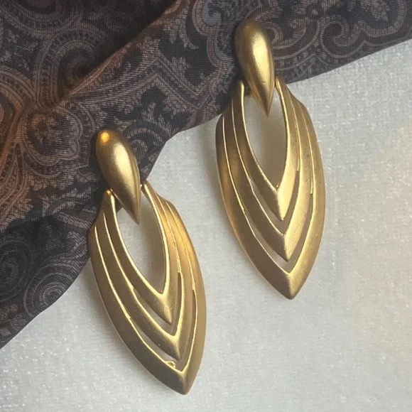 TAT Matte Gold Tone Chunky Runway Signed Statement Earrings Screwback Clip-On - Picture 2 of 6